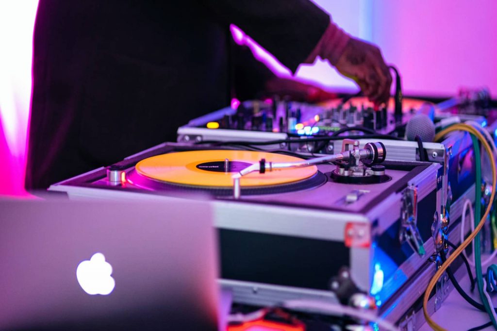 Everything You Need to Know About Hiring a Wedding DJ weddingDJ